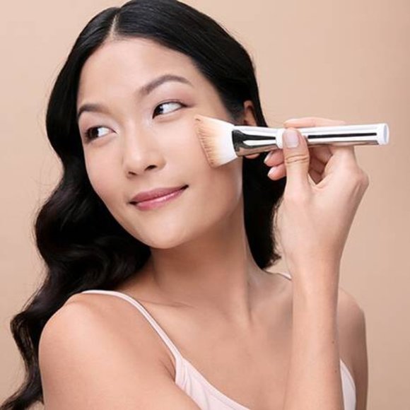 It Heavenly Skin hugging foundation brush No. 707